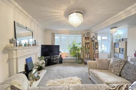 Carlton Close 10 - Living Room.jpg