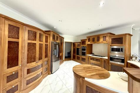 KITCHEN/LIVING ROOM