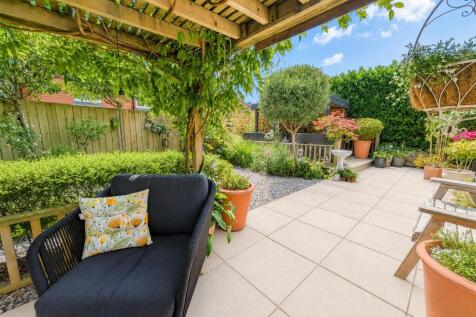 4 Eaton Close - Garden.jpg