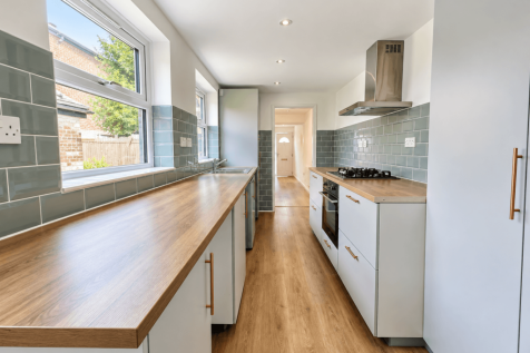 3 bed semi-detached house to rent Napier Road, Lo