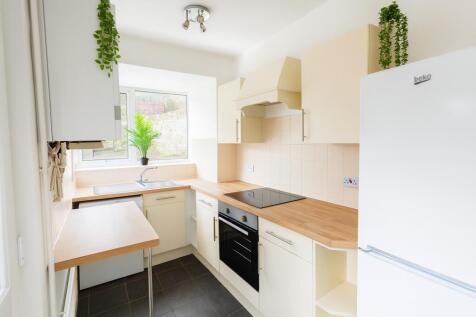 Bright, modern kitchen with wood-effect worktop...
