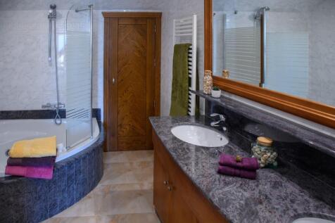 11. Toilet Main Bedr