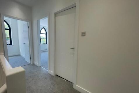 TO THE FIRST FLOOR LANDING