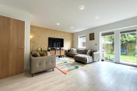 3 Bedroom Detached House, Lindale Close, Ilford - £3600 PCM photo 3