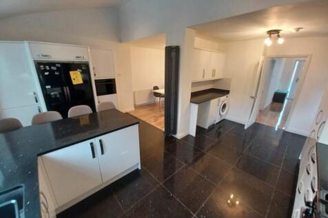 Carr Manor Walk, Leeds, West Yorkshire, LS17 photo 4