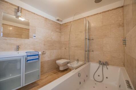 En suite to master bedroom
