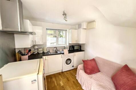 East Crescent, London, N11 photo 3