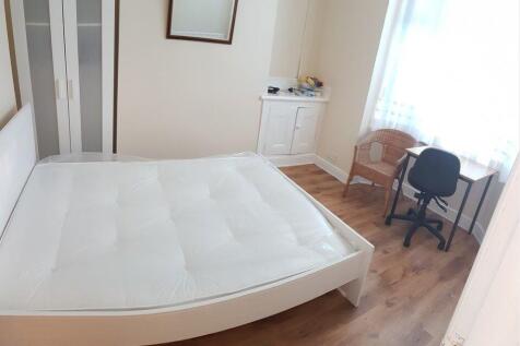 Bright, tidy bedroom with a comfortable double ...