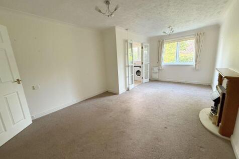 RETIREMENT APARTMENT.  Potters Court, Darkes Lane, Potters Bar photo 3