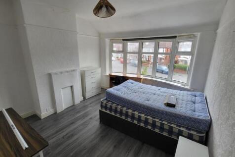 Bright front-facing double bedroom with a large...