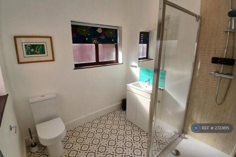 Spacious Middle Floor Bathroom - All New