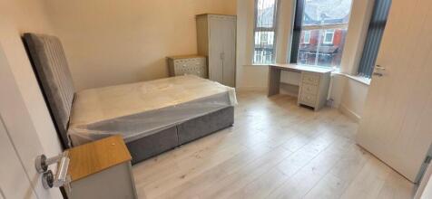 Bright, airy room with spacious study area...