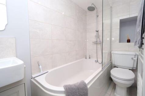 En-Suite Bathroom (Bedroom 1)