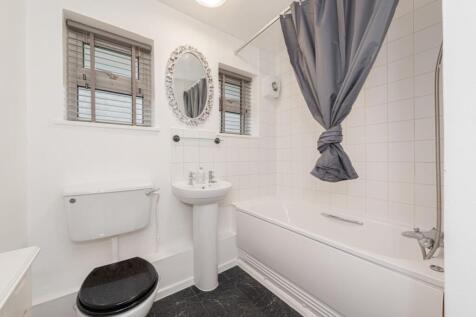 Brookers Close, Ashtead, KT21 photo 4