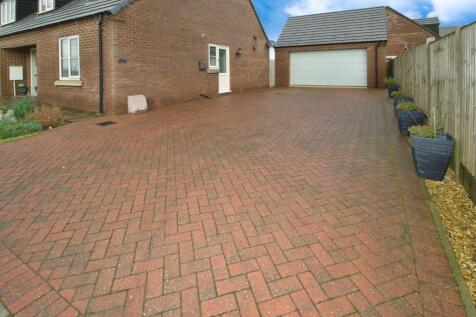 Double garage &amp; parking