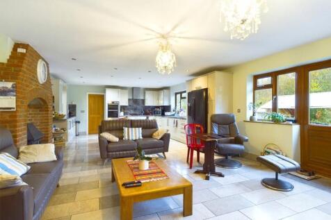 SITTING/DINING AREA TO KITCHEN