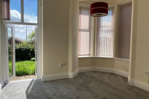 Flat 1, 8 Park Road - living room 3.jpg