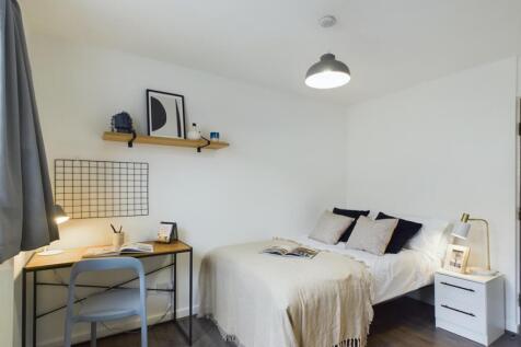 A bright and tidy double bedroom featuring a co...
