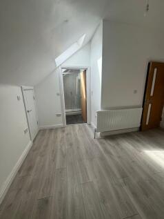 Bright attic-style double bedroom with light wo...