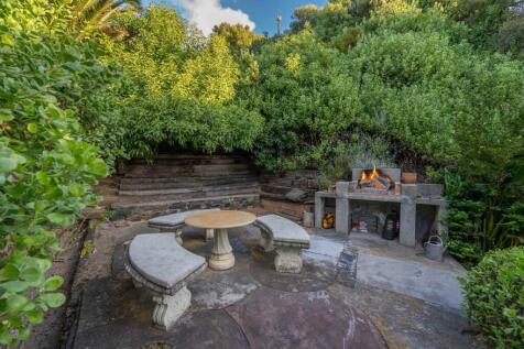 One of the advantages of this property is the large outdoor private garden 