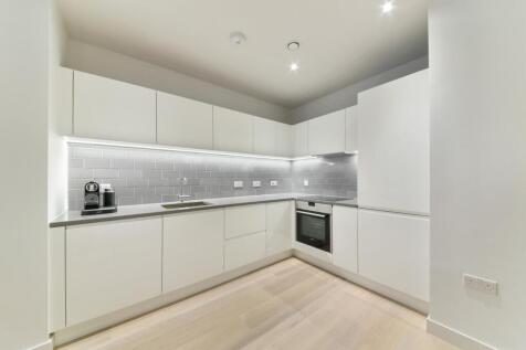 2-bed flat on Liner House, Royal Wharf, London, E16, £2,750/mo