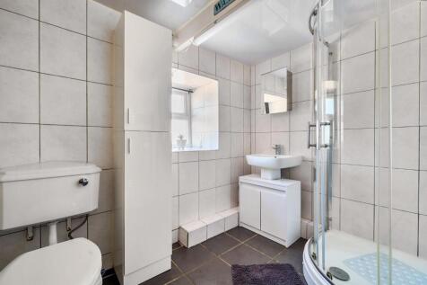 Annexe Shower Room.jpg