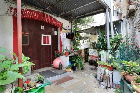 Charming Building, Estrela