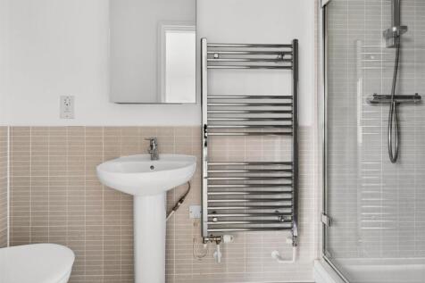 To Let  3 Bedroom Flat Balcony CR0  www.islingtonp