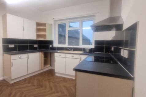 2-bed flat on First Floor, High Street, Chatteris, Cambridgeshire, £900/mo