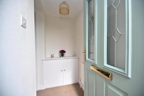 38 Thames Avenue Entrance Porch.JPG