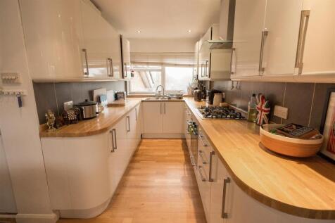Milton Court 5 kitchen.jpg