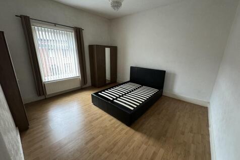Turf Lane, Chadderton OL9 8HW photo 4