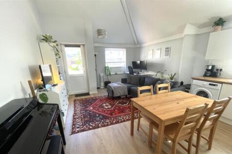 Lounge / kitchen area
