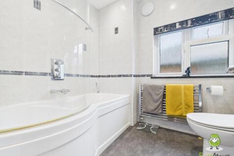 EweMove Estate Agents Basingstoke - Dursley Cottag