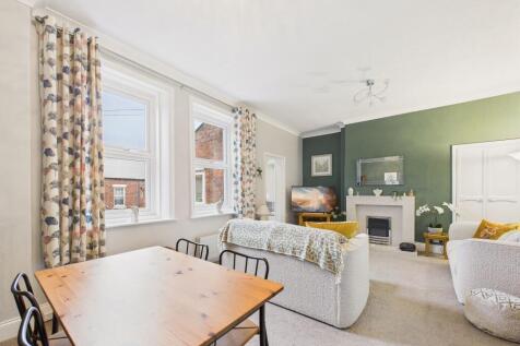 Lounge/Dining Area