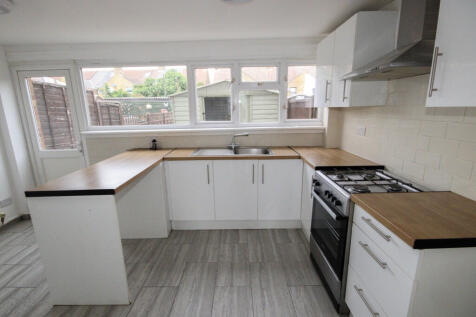 4 BEDROOM TOWN HOUSE, QUIET RESIDENTIAL AREA, CLO