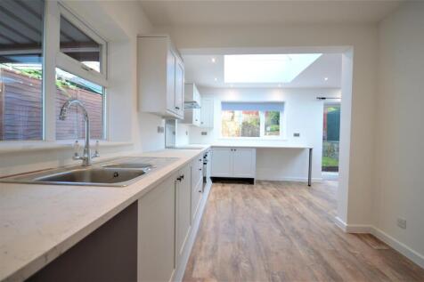 Kitchen (2).JPG