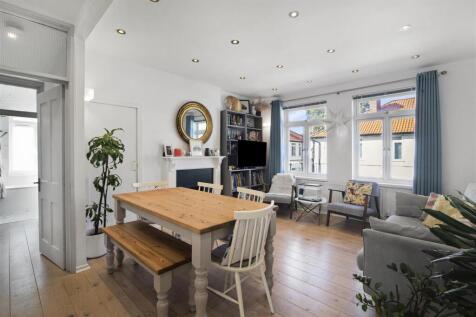 3-bed house on Meade Close, London, £2,500/mo