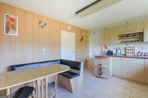 4 bed, 2 bath Detached in Sheffield - Photo 9