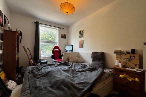 Bright double bedroom with great natural light...