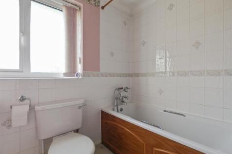 Family Bathroom (2).jpg