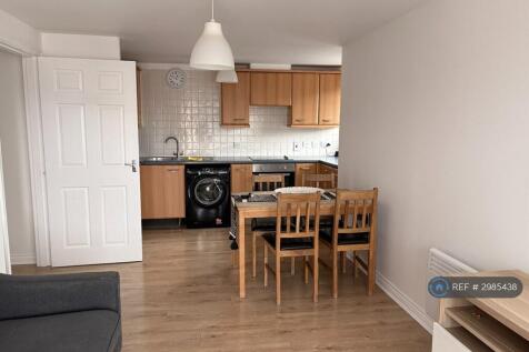 2-bed flat on Blackburn Way, Hounslow, TW4, £1,800/mo