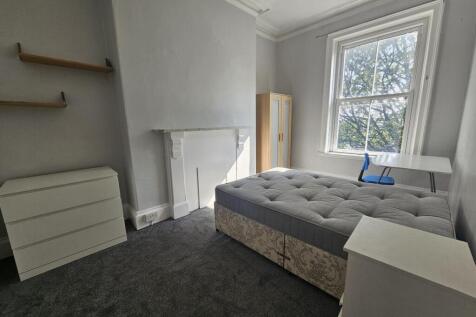 A cozy bedroom featuring a comfortable double b...