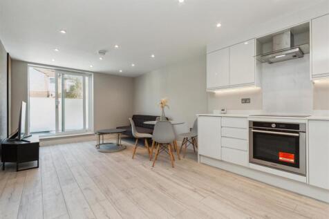 Flat 2, 52 Gilbey Road SW17 reception 1 new.jpg