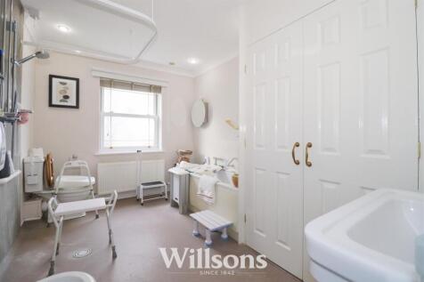 En-Suite Wetroom with Bath