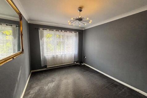 Oakwood, Ashford Hill Road, Headley photo 5