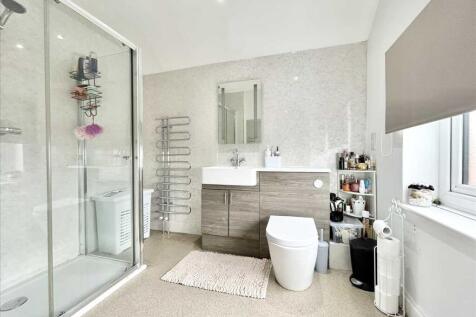 EN-SUITE SHOWER ROOM