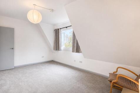 Bright and spacious room with soft neutral deco...