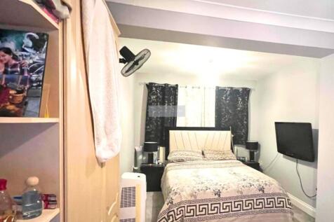 St Pauls Close, Hounslow photo 3