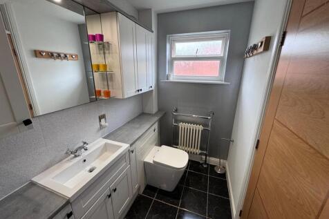 EN-SUITE SHOWER ROOM/W.C.